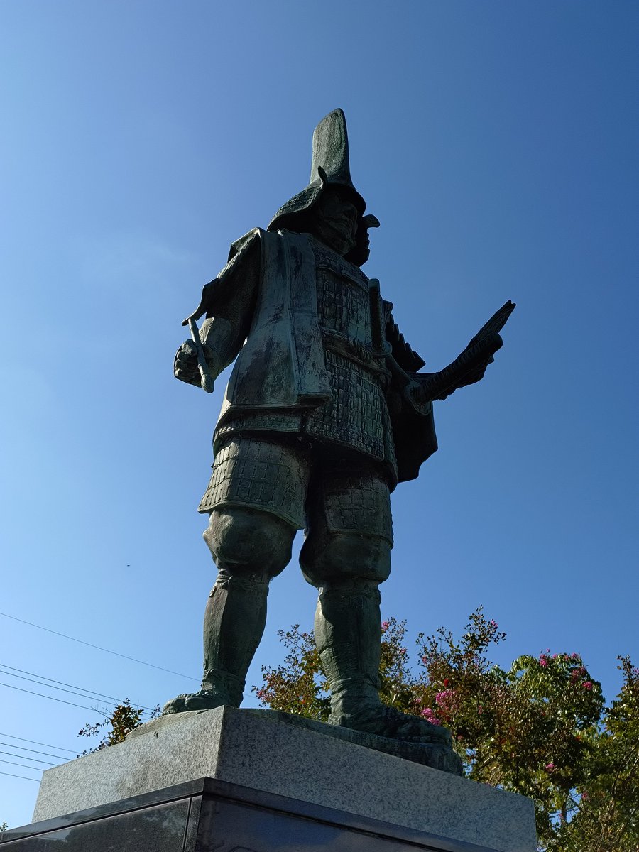 rhsnw6's tweet photo. お城など史跡に行くと、その地にゆかりのある偉人の銅像がある。
銅像見かけたらウズウズして絶対写真撮るマンになってる。
でも逆光で写真下手くそマンである。

①甲良町の藤堂高虎
②日野町の蒲生氏郷
③長浜城址の豊臣秀吉
④豊国神社（長浜市）の加藤清正 https://t.co/6FhfyLWtSo