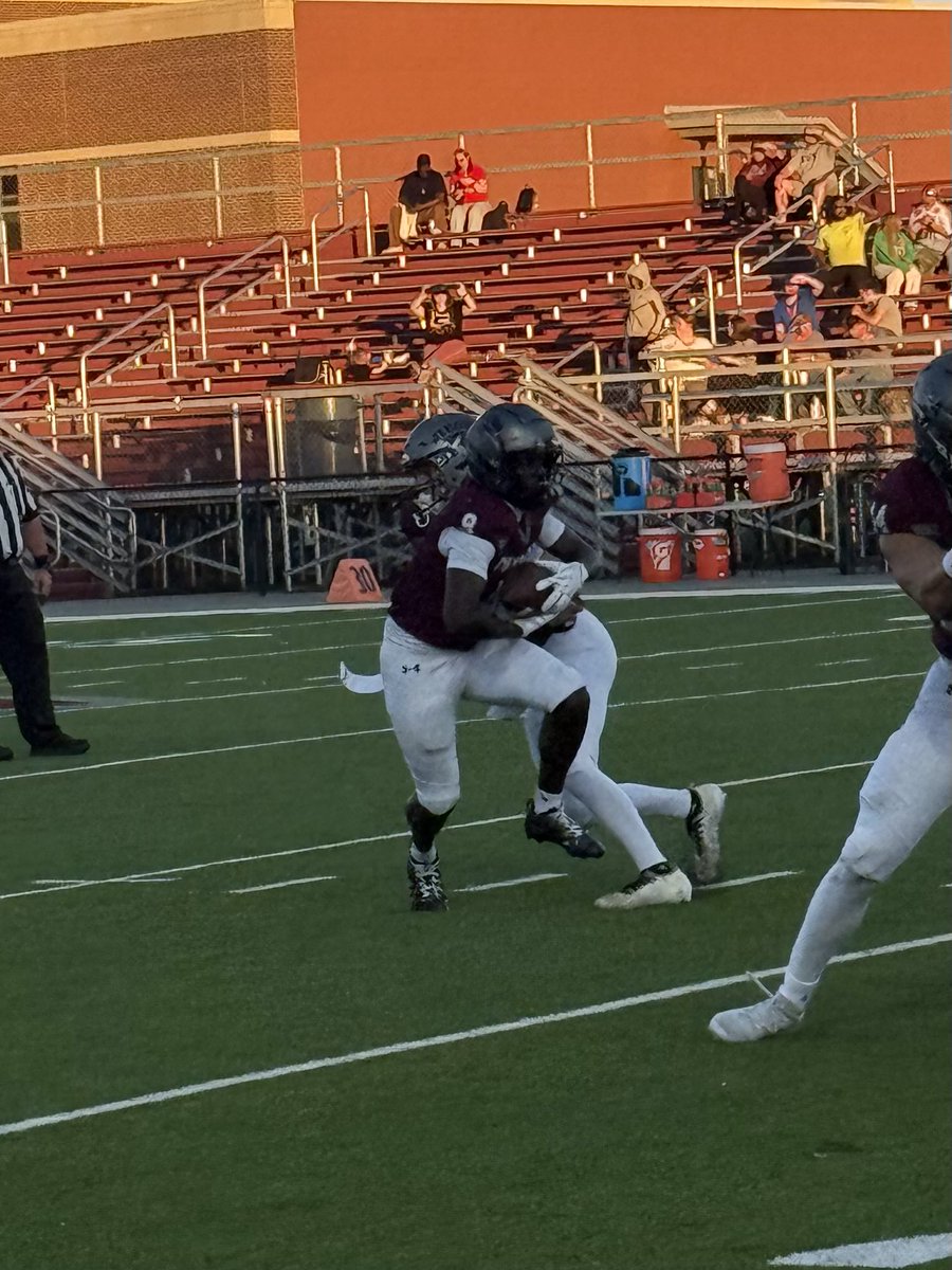 2HYPEsports's tweet photo. Micah Jones (@MJones4L) gets his 11 touchdown of the season as he finds the Maroon Rectangle for a Tornado ๐ช Touchdown! Levi Yanez-Cato hits the extra point. With 8:20 left in the first quarter, the Alcoa ๐ช Tornadoes lead the Fulton ๐ฃ Falcons 7-0. #TooHype @NFHSNetwork https://t.co/BLg6umSmhr