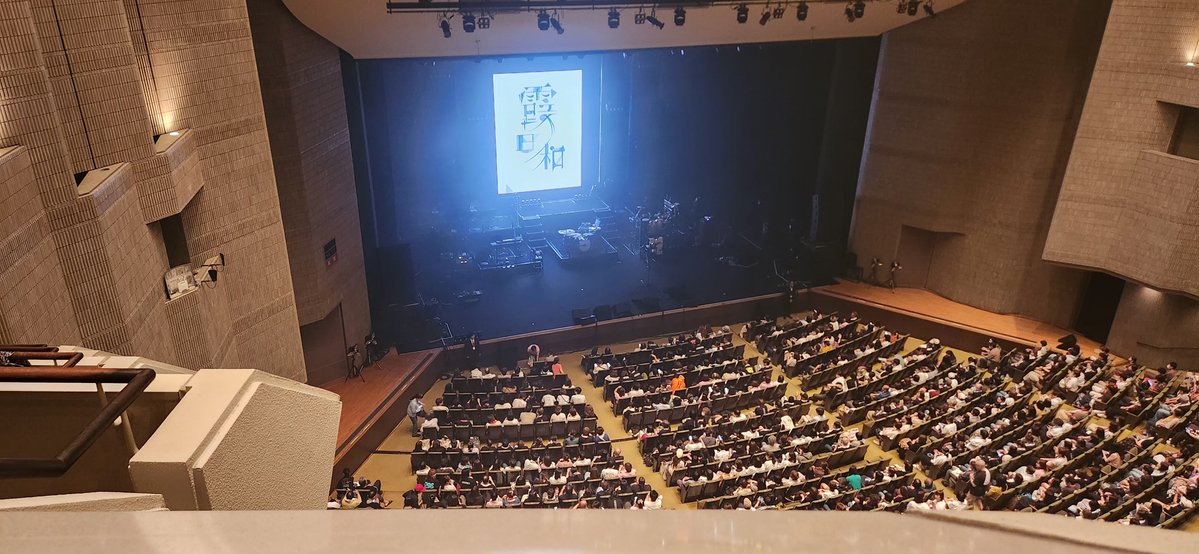 1130Pinocchio's tweet photo. KOBUKURO LIVE TOUR 2026 "霞日和"
ご縁があって香川両日入らせていただきました🎵
今日は３階席だっ���けど前にお席がなかったので、視界良好で最高でした❤

今日もMC面白いな～
歌詞もメロディも素敵だな～
ライブに���ける幸せを改めて感じました✨
お花のベンチ？すごかった🌻

#コブクロ花日和 https://t.co/VI92yTi6Mj