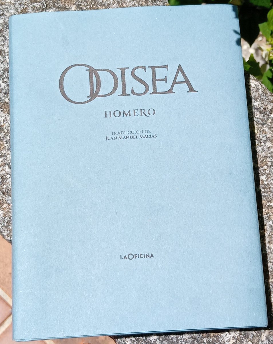 Juanmanuelmaci's tweet photo. Pronto harán dos años de la publicación de mi traducción de la Odisea (La Oficina 2024) y no puedo estar más contento por saber que el libro aún sigue navegando y con muy buena salud, según me cuenta mi editora. Añadiría que también estoy sorprendido por los datos, a un lado y otro del Atlántico.

Traducir poesía es siempre un ejercicio de íntimo deslumbramiento. El poeta que intentamos traducir a nuestra lengua materna nos concede algo que llevaremos siempre con nosotros, como un pequeño tesoro. Pero también dejaremos algo nuestro, muy nuestro, para siempre. Es un intercambio justo. Quien no se expone acabará viendo alejarse un tren al que nunca se atrevió a subir.

Por supuesto, traducir a Homero y la Odisea no es ya un acto fundacional. Leemos los versos al margen de un inmenso río de voces y de ecos: la Tradición. Y aun así, tardíos buscadores de oro, nos afanamos por ofrecer una mirada nueva, sacar al clásico de su venerable vitrina y conducirlo a los arrabales más extremos, como si nos hablara allí por primera vez. Mi mayor agradecimiento va para todos los lectores que han acogido con tan generosa hospitalidad esta mirada.