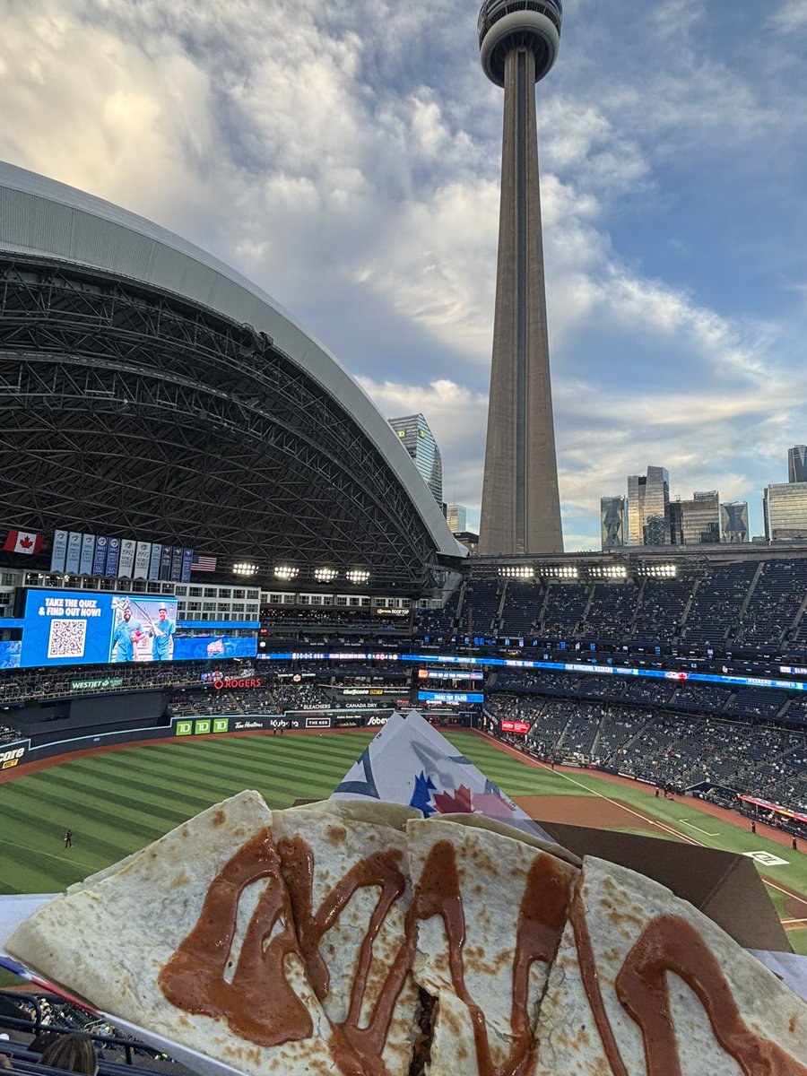 DaCa_like's tweet photo. 岡本のKAZ-ADILLA食べに来ました😆
#MLB #torontobluejays https://t.co/Os5wrxFt70