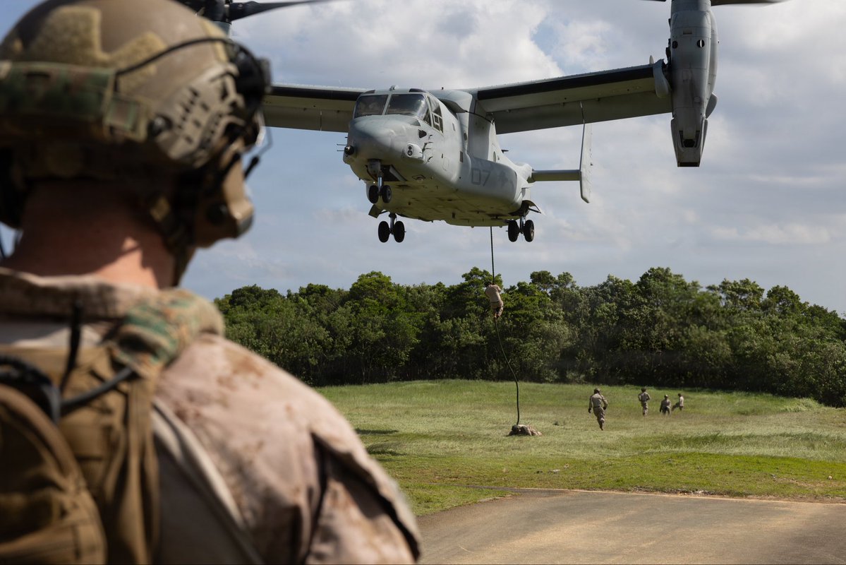 USPACOM's tweet photo. Rapid Insertion 🚁

U.S. Marines conduct initial live fast-rope training in Okinawa, Japan, to sustain rapid deployment capabilities and tactical air-ground mobility.

📍 Okinawa, Japan
📸 Lance Cpl. Kylee DiSanto

#USPACOM #USMC #FastRope #Aviation https://t.co/2jrg0iPHj8