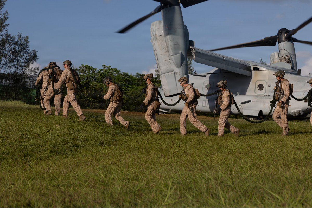 USPACOM's tweet photo. Rapid Insertion 🚁

U.S. Marines conduct initial live fast-rope training in Okinawa, Japan, to sustain rapid deployment capabilities and tactical air-ground mobility.

📍 Okinawa, Japan
📸 Lance Cpl. Kylee DiSanto

#USPACOM #USMC #FastRope #Aviation https://t.co/2jrg0iPHj8