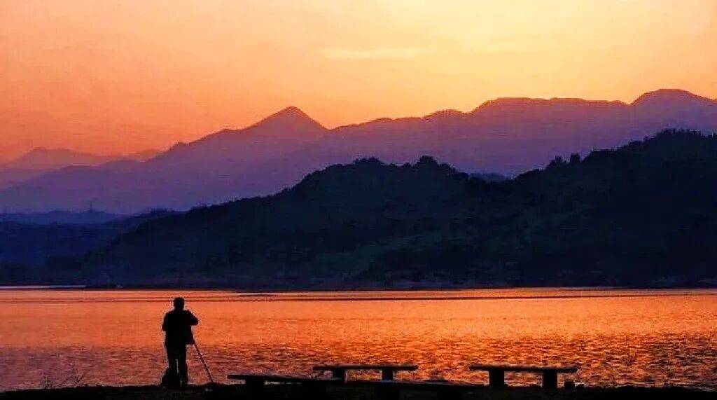 southtear's tweet photo. When the farmer bends to耘 the field, the 峙 peak looms quiet, and the silken 缎 of sunset drapes over it all, a soft blend of work and calm. https://t.co/u4gAE1kWZF