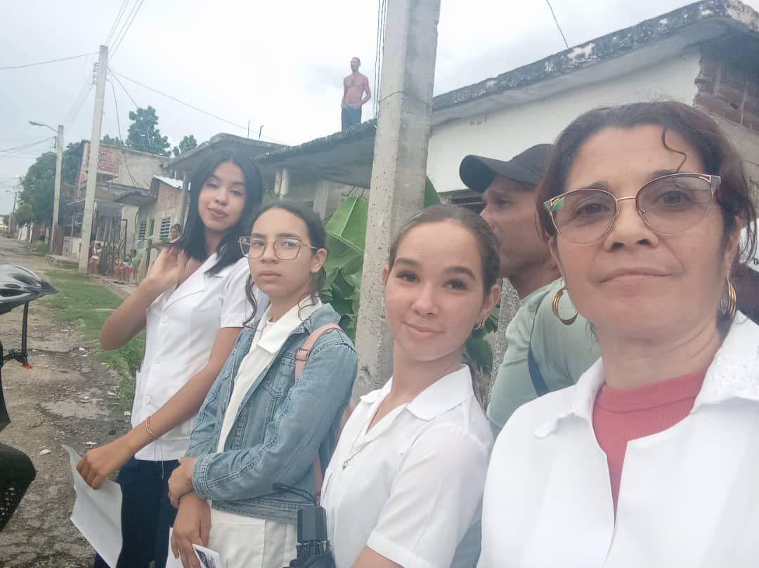 LidiaMara169749's tweet photo. Hasta el Consejo Popular 1, del municipio LasTunas, llegan estudiantes y profesores de la UCMLT, desarrollando actividades de prevención de las adicciones
#CubaPorLaSalud
#NoALasDrogas
#UCMLT https://t.co/PwGXeJLwiT