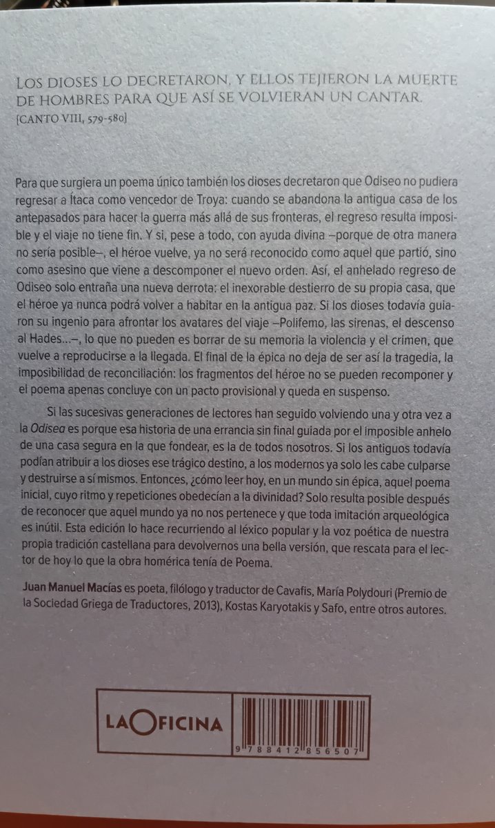 Juanmanuelmaci's tweet photo. Pronto harán dos años de la publicación de mi traducción de la Odisea (La Oficina 2024) y no puedo estar más contento por saber que el libro aún sigue navegando y con muy buena salud, según me cuenta mi editora. Añadiría que también estoy sorprendido por los datos, a un lado y otro del Atlántico.

Traducir poesía es siempre un ejercicio de íntimo deslumbramiento. El poeta que intentamos traducir a nuestra lengua materna nos concede algo que llevaremos siempre con nosotros, como un pequeño tesoro. Pero también dejaremos algo nuestro, muy nuestro, para siempre. Es un intercambio justo. Quien no se expone acabará viendo alejarse un tren al que nunca se atrevió a subir.

Por supuesto, traducir a Homero y la Odisea no es ya un acto fundacional. Leemos los versos al margen de un inmenso río de voces y de ecos: la Tradición. Y aun así, tardíos buscadores de oro, nos afanamos por ofrecer una mirada nueva, sacar al clásico de su venerable vitrina y conducirlo a los arrabales más extremos, como si nos hablara allí por primera vez. Mi mayor agradecimiento va para todos los lectores que han acogido con tan generosa hospitalidad esta mirada.