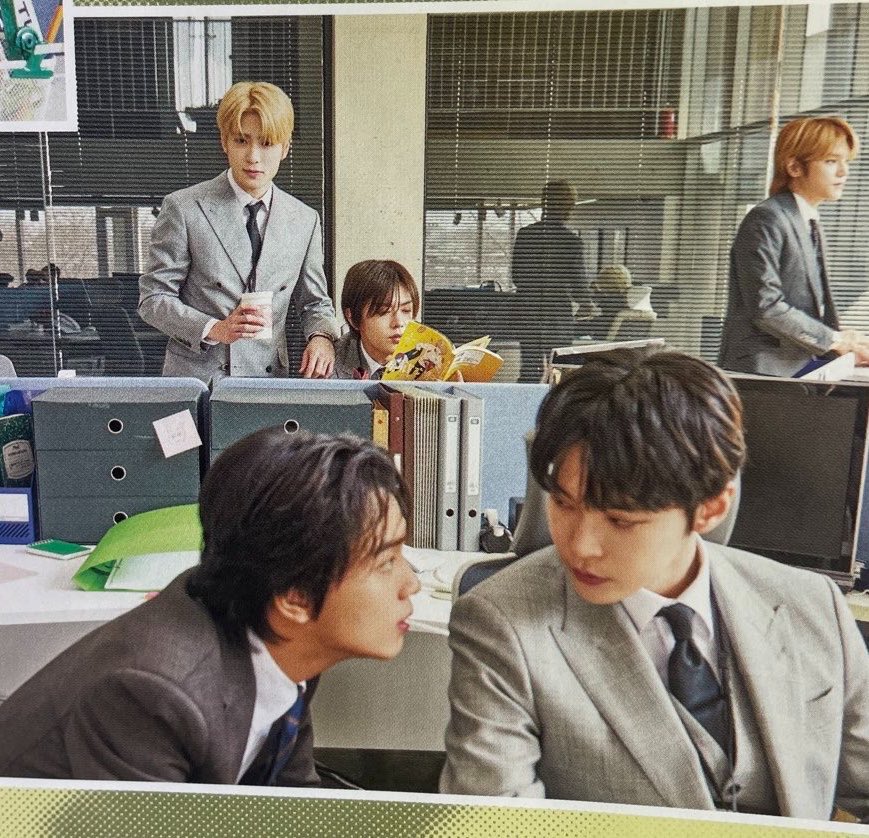 Adorable_Boys_'s tweet photo. 연하 눈빛이 미련철철+질투활활 남은 전남친 같음ㅋㅋ 둘이 깨지고 난 뒤에도 직급은 연하가 더 높아서 연상이 맨날 별것도 아닌 걸로 사무실에 불려감. 그 안에서 주먹다짐 할 정도로 둘이 뒤지게 싸우다가 결국 재결합할 듯 #재도 https://t.co/s7HWIV8B5G