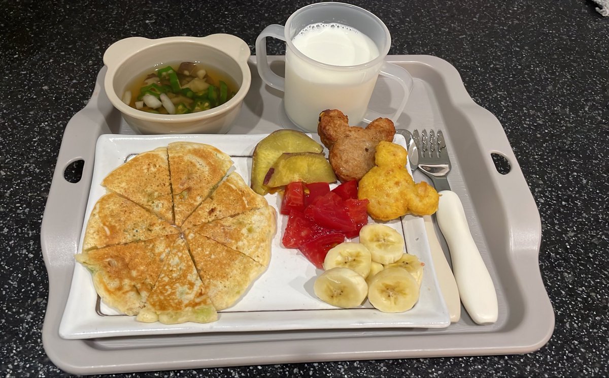 otbkblack's tweet photo. 今日の夫が作る子どもの朝ごはん〜。
キャベツとハム（隠し味にきな粉）のホットケーキ＆さつまい��甘露煮＆しめじとオクラのすまし汁風＆トマト＆バナナ＆子どもの好きなハンバーグ（既製品）です。
#幼児食　#育児　#男料理 https://t.co/fzNqpv1lrf