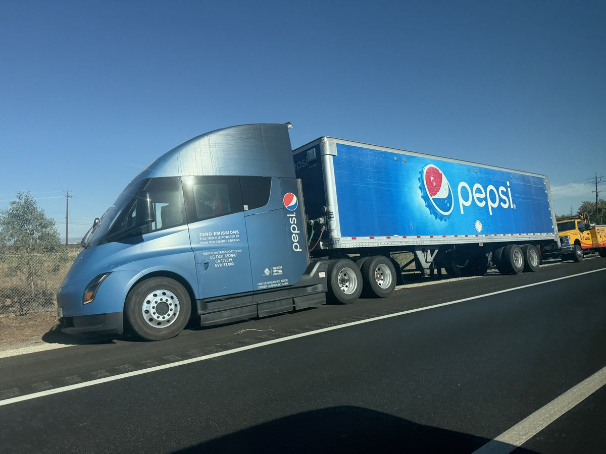 ArthurFromX's tweet photo. Broken down Semi? https://t.co/FBiBV1g0LC