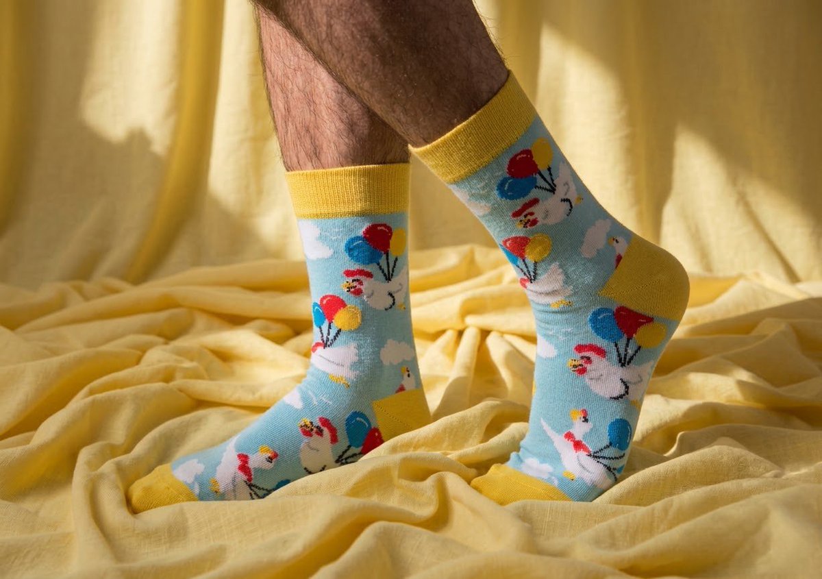 alan_wyman's tweet photo. The chickens 🐔 on these socks 🧦 are feeling egg-cellent today! They're learning to fly with the help of these balloons 🎈 #SockOfTheDay #NoveltySocks #ChickenSocks #FunSocks #Eggcellent #ChickensCanFly #OOTD #Socks #Feet #Foot #Toes #Fetish #FootFetish #SockFetish #FeetPics https://t.co/aURGu62y8X