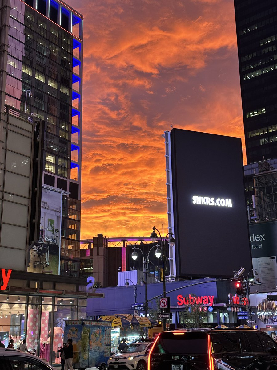 ReineQueenUn's tweet photo. Checkout this 🌇 #HappyFriday #NYC #Midtown #Beautiful https://t.co/hOo8klab3G