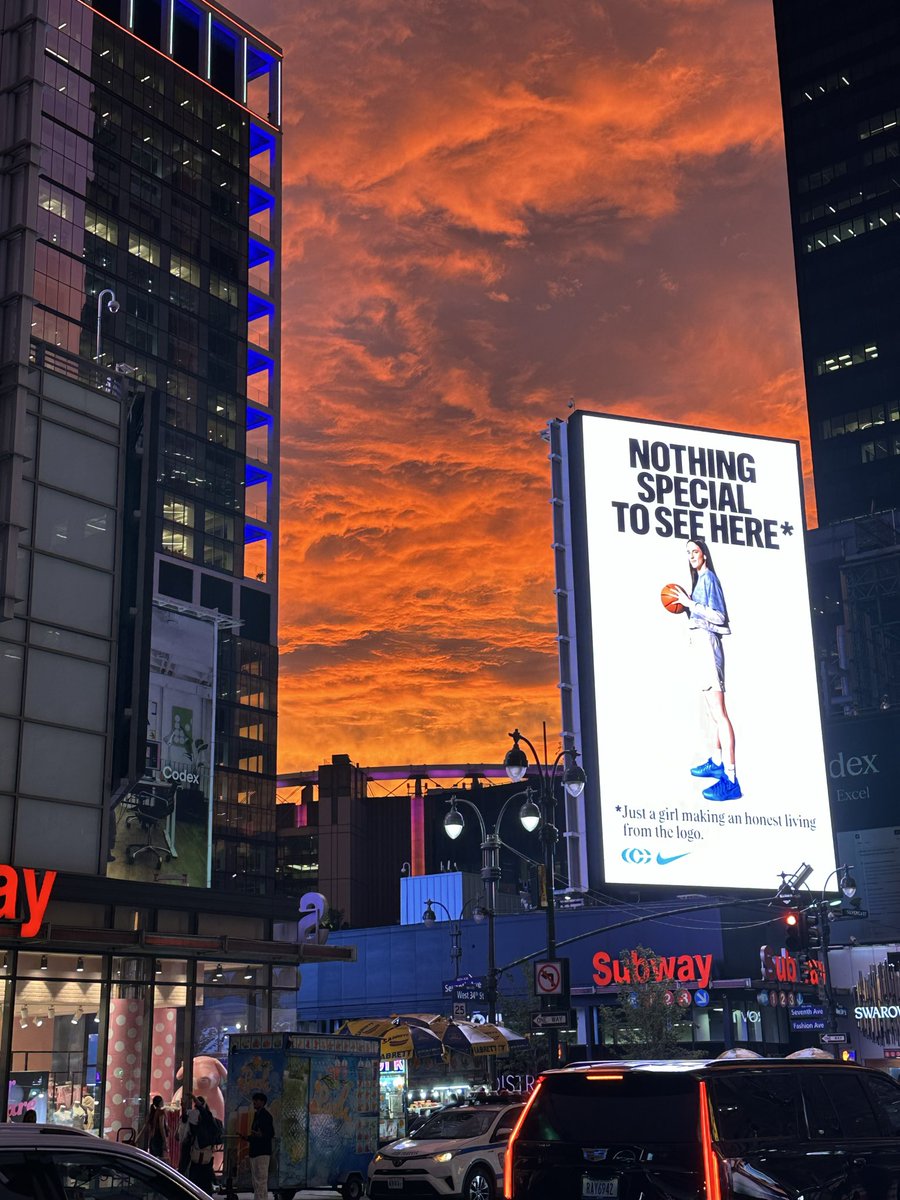 ReineQueenUn's tweet photo. Checkout this 🌇 #HappyFriday #NYC #Midtown #Beautiful https://t.co/hOo8klab3G