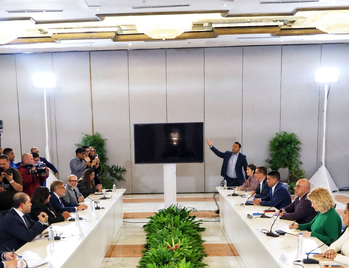 Asamblea_Ven's tweet photo. #EnFoto || Así se desarrolla la última plenaria del segundo ciclo de conversaciones entre la Delegación del Gobierno Nacional y exdiputados de la Asamblea 2015 https://t.co/uiq9IBs9WW