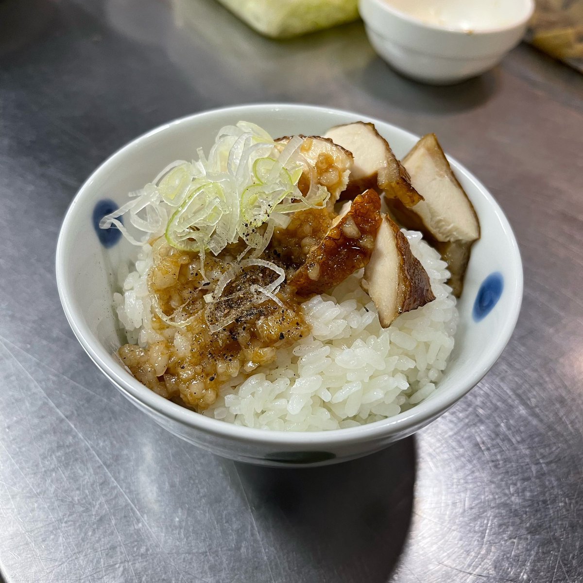 Nosio_Nolife's tweet photo. 9/26土曜日☔️ 通し営業
　11:00-19:40
※材料切れ次第終了となります

🐔鶏チャーシュー麺
⚡️元祖山椒生姜らぁめん
🐷背脂生姜らぁめん
🍚味付け背脂ごはん
🧊冷やし酸辣

また雨なので...(´Д` )静かにゆっくりのんびりお待ちしております♨️
気をつけてお越しください🫚 https://t.co/XKNgQbaLjy