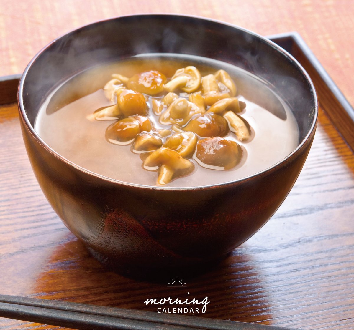 543life's tweet photo. 茸汁（きのこじる）｜朝の日めくり

"しめじ、松茸、椎茸、舞茸、秋は茸の季節です。茸をたっぷり使ったのが「茸汁」です。"

▼暦生活｜日本の季節を楽しむ暮らし｜365日、毎日暦のお話をお届けします♪
https://t.co/hv9NlcR52U https://t.co/reLkckuxLY