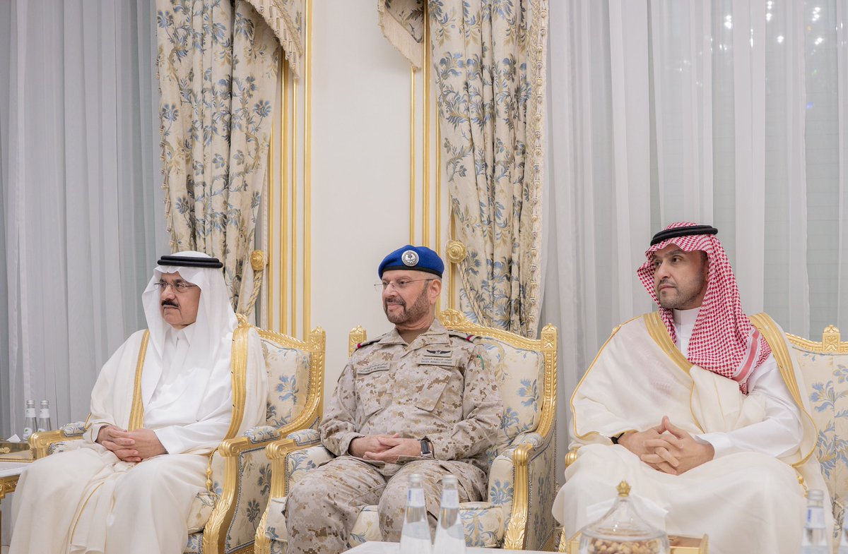 modgovksa's tweet photo. التقى صاحب السمو الملكي الأمير خالد بن سلمان بن عبدالعزيز وزير الدفاع، في الرياض، معالي قائد قوات الدفاع قائد الجيش الباكستاني المشير عاصم منير.
وجرى خلال اللقاء الإشادة بمخرجات اجتماع رؤساء الأركان لدول اتفاقية مكة للدفاع المشترك، وبحث الاعتداءات الآثمة التي استهدفت مكة المكرمة والمنشآت المدنية والاقتصادية في المملكة، والتأكيد على مواصلة العمل المشترك لمواجهة هذه الاعتداءات وفق اتفاقية مكة للدفاع المشترك.
حضر اللقاء معالي وزير الدولة عضو مجلس الوزراء مستشار الأمن الوطني الدكتور مساعد بن محمد العيبان، ومعالي رئيس هيئة الأركان العامة الفريق الأول الركن فياض بن حامد الرويلي، ومعالي مستشار سمو وزير الدفاع لشؤون الاستخبارات الأستاذ هشام بن عبدالعزيز بن سيف.
فيما حضره من الجانب الباكستاني عدد من المسؤولين.