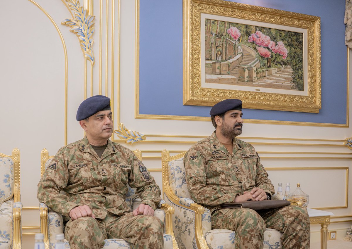 modgovksa's tweet photo. التقى صاحب السمو الملكي الأمير خالد بن سلمان بن عبدالعزيز وزير الدفاع، في الرياض، معالي قائد قوات الدفاع قائد الجيش الباكستاني المشير عاصم منير.
وجرى خلال اللقاء الإشادة بمخرجات اجتماع رؤساء الأركان لدول اتفاقية مكة للدفاع المشترك، وبحث الاعتداءات الآثمة التي استهدفت مكة المكرمة والمنشآت المدنية والاقتصادية في المملكة، والتأكيد على مواصلة العمل المشترك لمواجهة هذه الاعتداءات وفق اتفاقية مكة للدفاع المشترك.
حضر اللقاء معالي وزير الدولة عضو مجلس الوزراء مستشار الأمن الوطني الدكتور مساعد بن محمد العيبان، ومعالي رئيس هيئة الأركان العامة الفريق الأول الركن فياض بن حامد الرويلي، ومعالي مستشار سمو وزير الدفاع لشؤون الاستخبارات الأستاذ هشام بن عبدالعزيز بن سيف.
فيما حضره من الجانب الباكستاني عدد من المسؤولين.