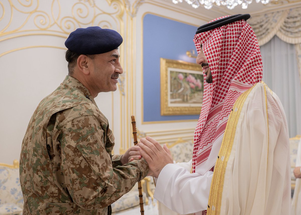 modgovksa's tweet photo. التقى صاحب السمو الملكي الأمير خالد بن سلمان بن عبدالعزيز وزير الدفاع، في الرياض، معالي قائد قوات الدفاع قائد الجيش الباكستاني المشير عاصم منير.
وجرى خلال اللقاء الإشادة بمخرجات اجتماع رؤساء الأركان لدول اتفاقية مكة للدفاع المشترك، وبحث الاعتداءات الآثمة التي استهدفت مكة المكرمة والمنشآت المدنية والاقتصادية في المملكة، والتأكيد على مواصلة العمل المشترك لمواجهة هذه الاعتداءات وفق اتفاقية مكة للدفاع المشترك.
حضر اللقاء معالي وزير الدولة عضو مجلس الوزراء مستشار الأمن الوطني الدكتور مساعد بن محمد العيبان، ومعالي رئيس هيئة الأركان العامة الفريق الأول الركن فياض بن حامد الرويلي، ومعالي مستشار سمو وزير الدفاع لشؤون الاستخبارات الأستاذ هشام بن عبدالعزيز بن سيف.
فيما حضره من الجانب الباكستاني عدد من المسؤولين.