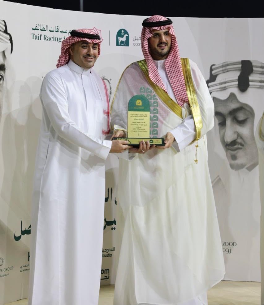 JockeyClub_SA's tweet photo. نعتز بشركاء النجاح في #موسم_سباقات_الطائف، وتقديرًا لإسهامهم في نجاح الموسم، كرّم صاحب السمو الملكي الأمير فواز بن سلطان بن عبدالعزيز محافظ الطائف، نائب الرئيس التنفيذي لتطبيق ميدان الأستاذ/ أيمن الدباس. https://t.co/tb9g2bUmMX