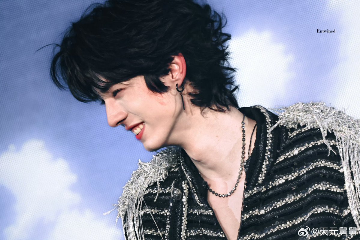 XYSTLEE00's tweet photo. This is the sweet moment I love. It starts with Tianyue's sweet smile as he watches Shuyuan sing for the first time on stage, followed by him giving him a warm hug. And also their sweet, shy kisses on each other's cheeks. If this isn't love, then what is it? #Ollie #Shuyuan https://t.co/3K1AOPCHta