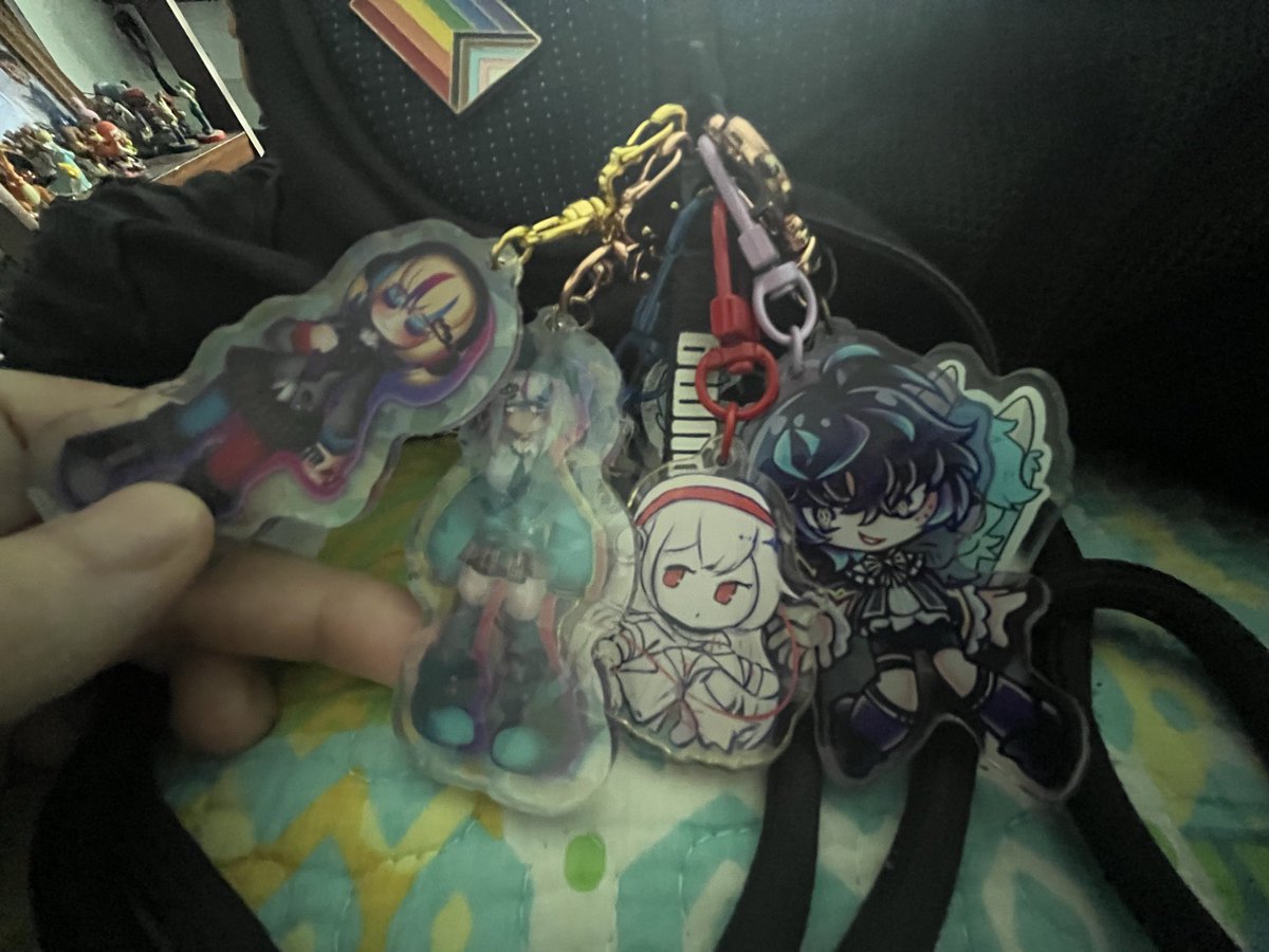 UnoriginalUno's tweet photo. I got some keychains from @VividFragment of Elizabeth and Lily from WACCA, and SHE GIFTED ME A DRAWING OF SOLEIL OMGGG 🥹🥹🥹 She drew her so cute,,,,

Also took a pic of the keychains with the Luin and Doro*C keychains I already have! The family is complete,, https://t.co/NPDFiZoQuH
