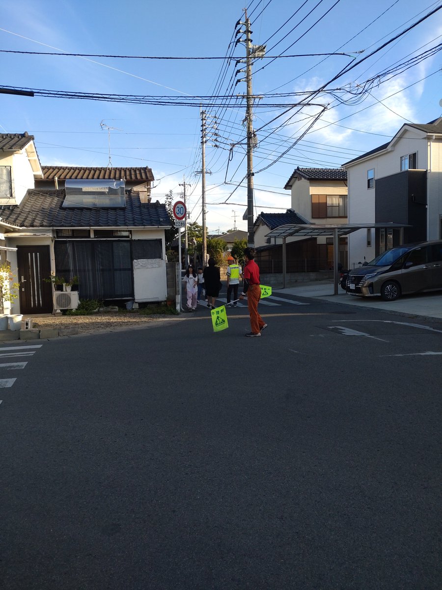 wagakki's tweet photo. 秋の交通安全県民運動期間での地域の小学校近くの交通立番です。朝早くは車の交通量が多く子どもたちの登校と重なり危険です。 https://t.co/urUkp6twh7