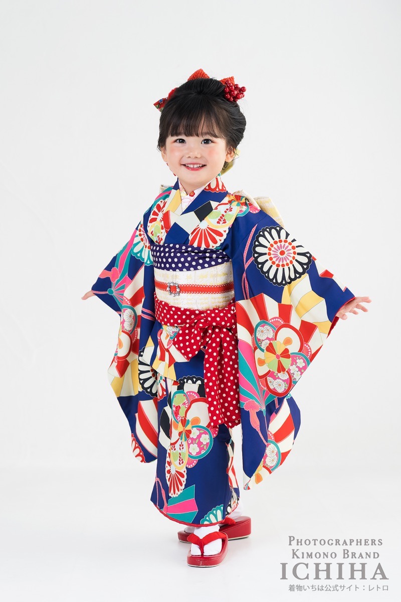retro_kimono's tweet photo. 七五三の着物。

写真映えだけで考えると
「青」って実はすごく強いんです。

外でもスタジオでも、
顔まわりがキリッとして見える。

でも実際に選ばれる時は
赤・ピンク・白もやっぱり人気。

写真に残すなら、

王道カラーと
ちょっと珍しいカラー。

皆さんはどちらを選びますか？ https://t.co/xyehCoqu8a