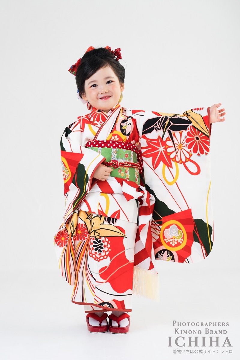 retro_kimono's tweet photo. 七五三の着物。

写真映えだけで考えると
「青」って実はすごく強いんです。

外でもスタジオでも、
顔まわりがキリッとして見える。

でも実際に選ばれる時は
赤・ピンク・白もやっぱり人気。

写真に残すなら、

王道カラーと
ちょっと珍しいカラー。

皆さんはどちらを選びますか？ https://t.co/xyehCoqu8a