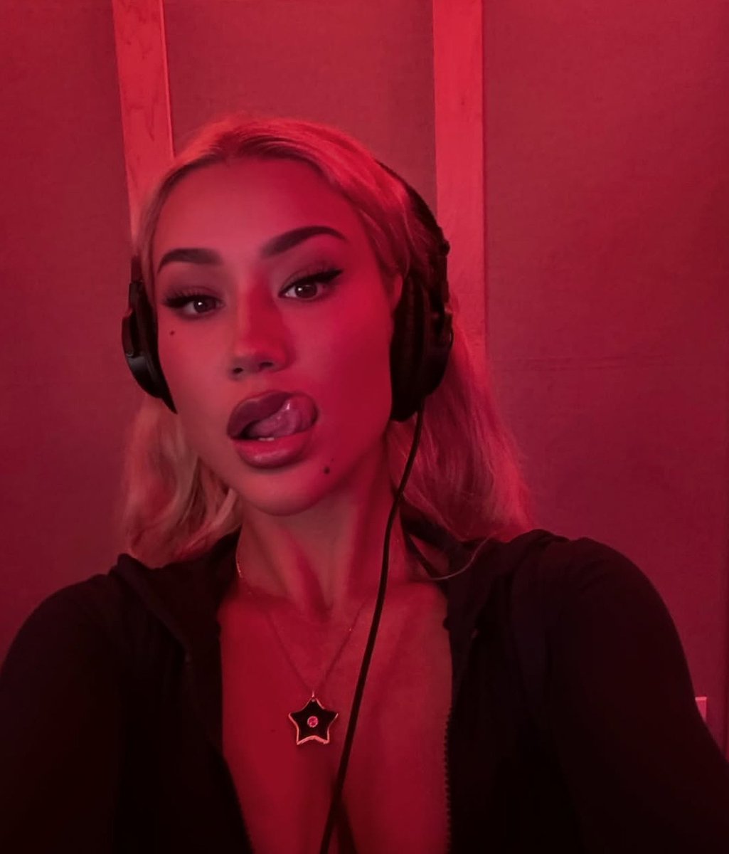 bchartsnet's tweet photo. Iggy Azalea CONFIRMA que está tentando regressar ao mundo da música:

“Depois de meses (talvez anos) refletindo, decidi que não é do meu feitio fugir de nada na vida. Então, recentemente, decidi gravar só para ter certeza de que não estava fugindo de MIM MESMA também — e adivinhem? Voltei para casa muito, muito feliz naquele dia. Passos de bebê, meus amores, mas receio que eu esteja voltando…”, disse em seu Instagram.