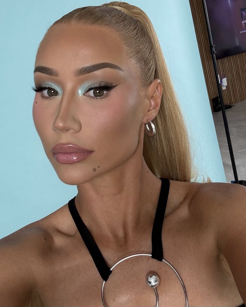 bchartsnet's tweet photo. Iggy Azalea CONFIRMA que está tentando regressar ao mundo da música:

“Depois de meses (talvez anos) refletindo, decidi que não é do meu feitio fugir de nada na vida. Então, recentemente, decidi gravar só para ter certeza de que não estava fugindo de MIM MESMA também — e adivinhem? Voltei para casa muito, muito feliz naquele dia. Passos de bebê, meus amores, mas receio que eu esteja voltando…”, disse em seu Instagram.