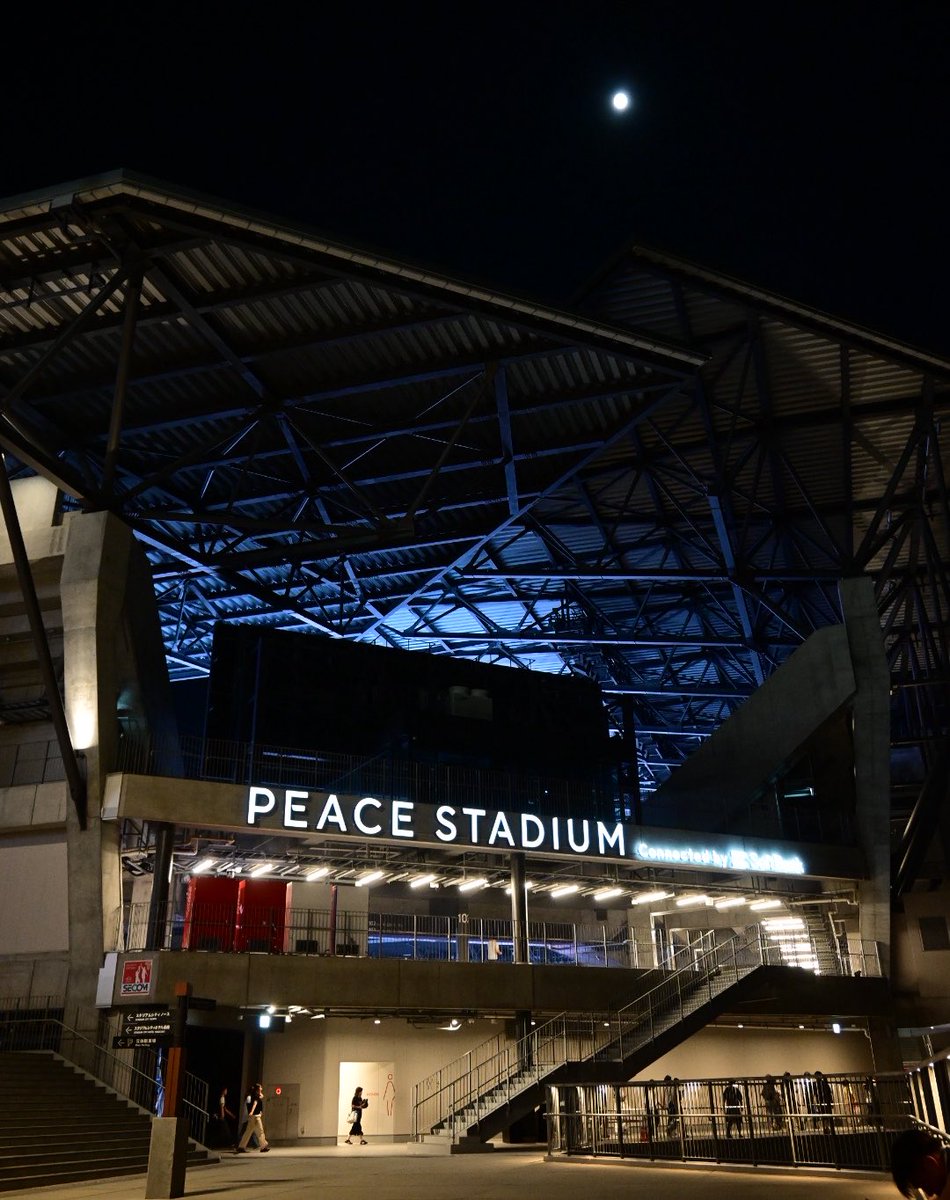 ko_viv's tweet photo. 月明かりと、PEACE。
長崎の夜は 静かに美しい。

…  
名月や
PEACEの文字を　照らしけり

2026.9.25 長崎
#peacestadium #vvaren https://t.co/AdB94ZKx8z
