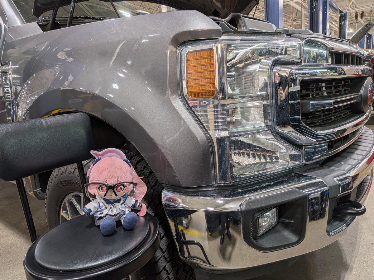 Niha_in_LA's tweet photo. Koyuki is working on a very big truck. 🚛 We work on all kinds of vehicles here at Hayase Motors. https://t.co/Nnr5vThrvc