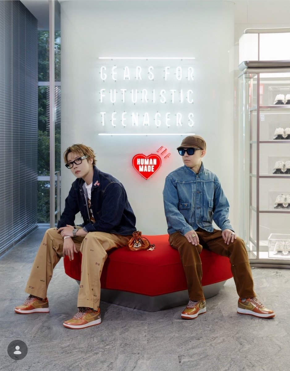 HobiCasa's tweet photo. NIGO shared a photo of him and j-hope inside the new flagship store of Human Made in Tokyo  😍 Hobi is wearing his upcoming Nike shoe collab with Nigo😭

Nigo's Caption : "Special tour hosted by NIGO 🦁❤️ミ👀" https://t.co/ohZINvmjhD
