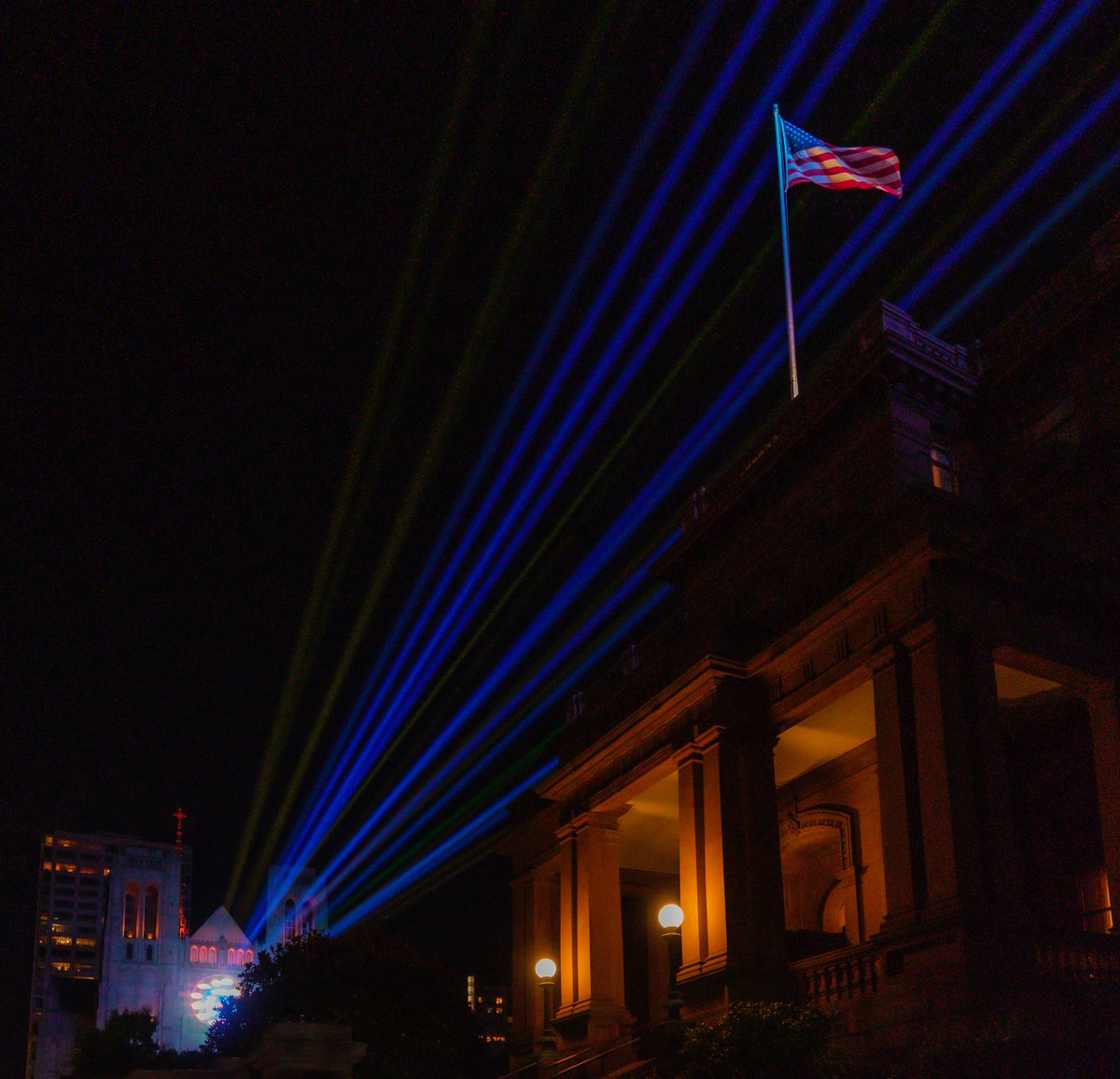 jboeger's tweet photo. It's that time of year when we blast lasers into churches on Nob Hill. #sanfrancisco #lasers #fujifilm https://t.co/9m0vQmFZmd