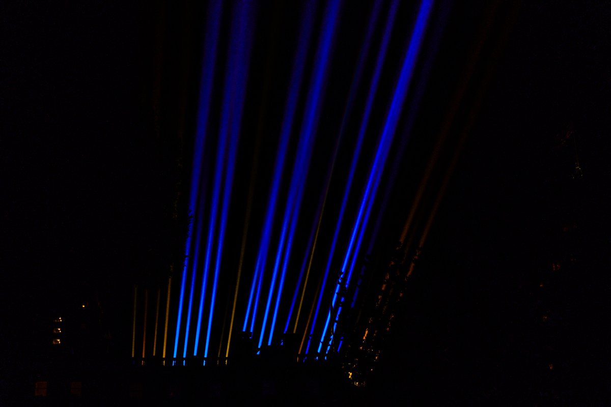 jboeger's tweet photo. It's that time of year when we blast lasers into churches on Nob Hill. #sanfrancisco #lasers #fujifilm https://t.co/9m0vQmFZmd