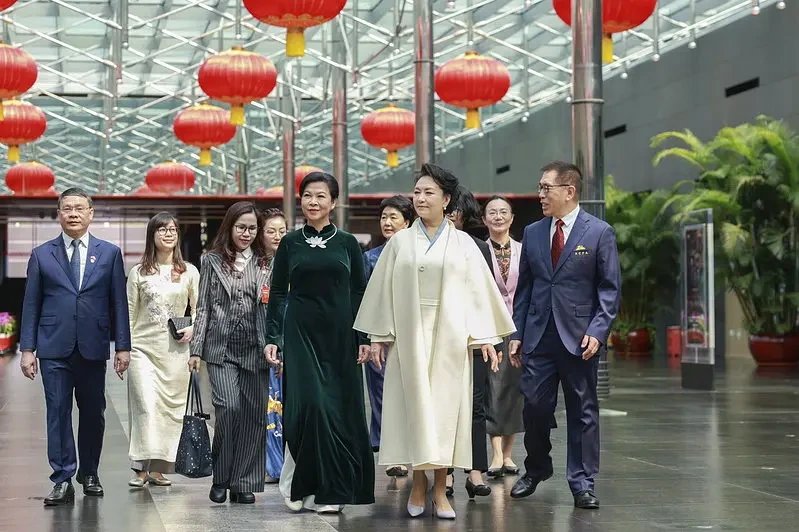 tddcxkjntm's tweet photo. 彭丽媛出席大型活动，穿汉服次数不比旗装少，2013年就开始穿，官方明确说交领右衽，尤其那件纯白色的，被她反复穿难道她是汉贼？链条脑子里没什么干货，写内容都是现查的，���不反证一下对不对，谁他妈的告诉你立领是满服的特征？ 明代就有的又被你们套到满服上了 🤣🤣 要不说你他妈的是个🤡呢 https://t.co/CodK2sjqlm