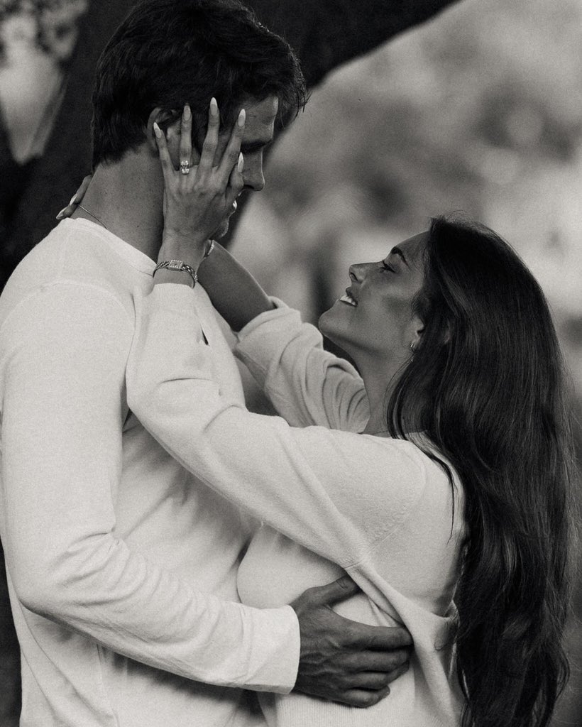 madisonsbeerbr's tweet photo. MEUS PAIS! 👩‍❤️‍💋‍👨

Madison Beer revelou que Justin Herbert a pediu em casamento no dia 26 de julho, no mesmo dia em que o casal completou um ano de namoro. https://t.co/nyiDbx4Lf4