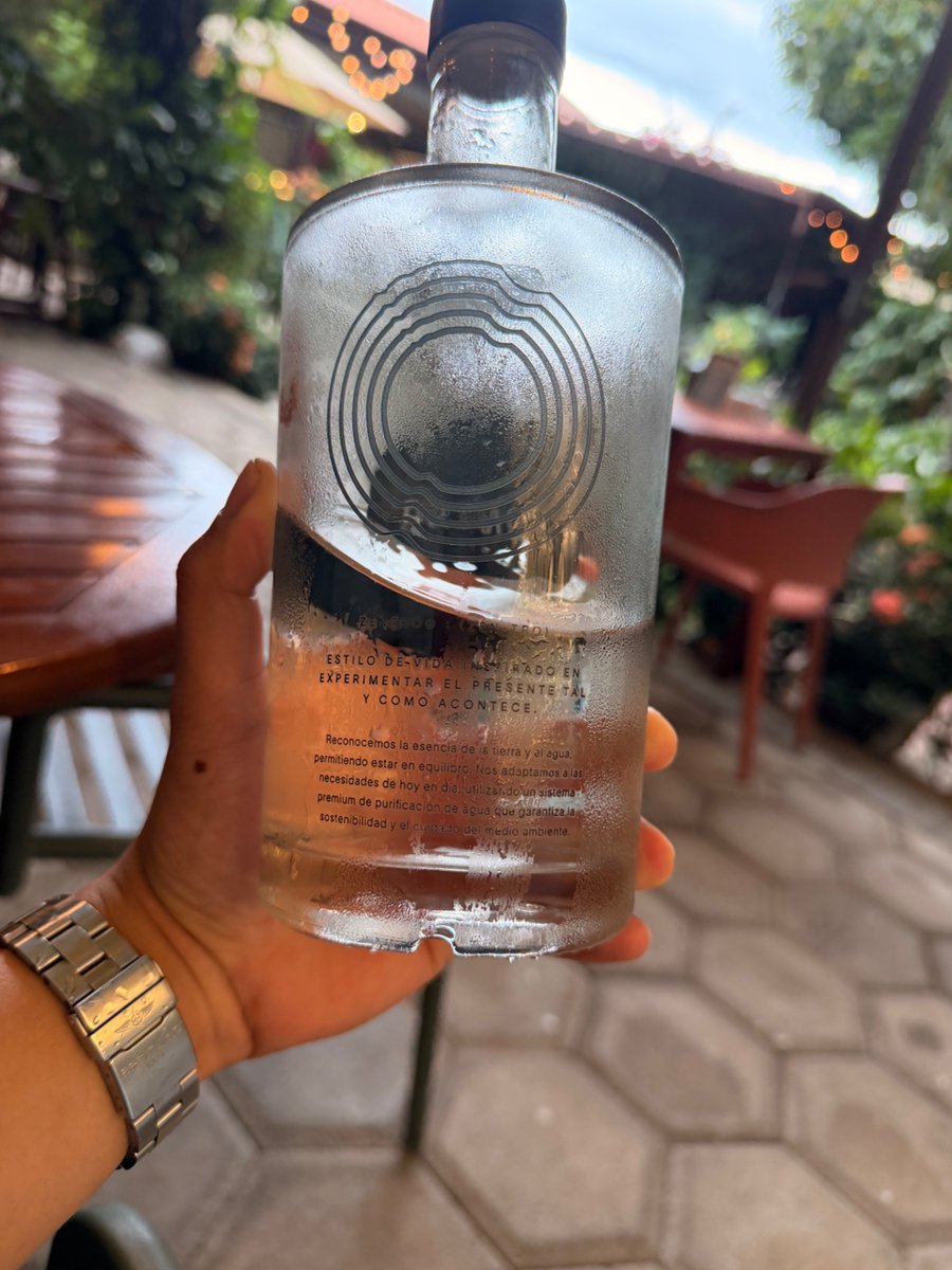 sergiozuru's tweet photo. Hoy más que otros días mi vida se resumió en lo que leí en esta botella de agua  
“[] experimentar el presente tal y como acontece”. https://t.co/dE0NjEsyS2