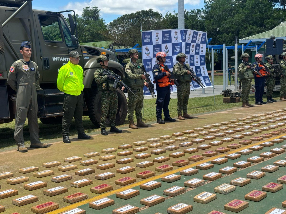 COMANDANTE_FFMM's tweet photo. ¡Golpe contundente al narcotráfico en el río Meta!

La @FNO_ArmadaCol incautó 1,5 toneladas de clorhidrato de cocaína durante una operación de interdicción fluvial, impidiendo que este cargamento continuara su tránsito hacia Venezuela.

Este resultado representa una afectación superior a 80 millones de dólares a las finanzas del narcotráfico y evidencia la efectividad de nuestras operaciones sobre los corredores utilizados por las estructuras criminales para sostener sus economías ilícitas.

Seguiremos empleando nuestras capacidades con contundencia operacional para negarles el uso de nuestros ríos y afectar sus fuentes de financiación, siempre dentro del respeto por los DD. HH. y el DIH.

¡Felicitaciones a nuestros marinos e infantes de marina de la @ArmadaColombia!

#UniónIntegridadVictoria 🇨🇴