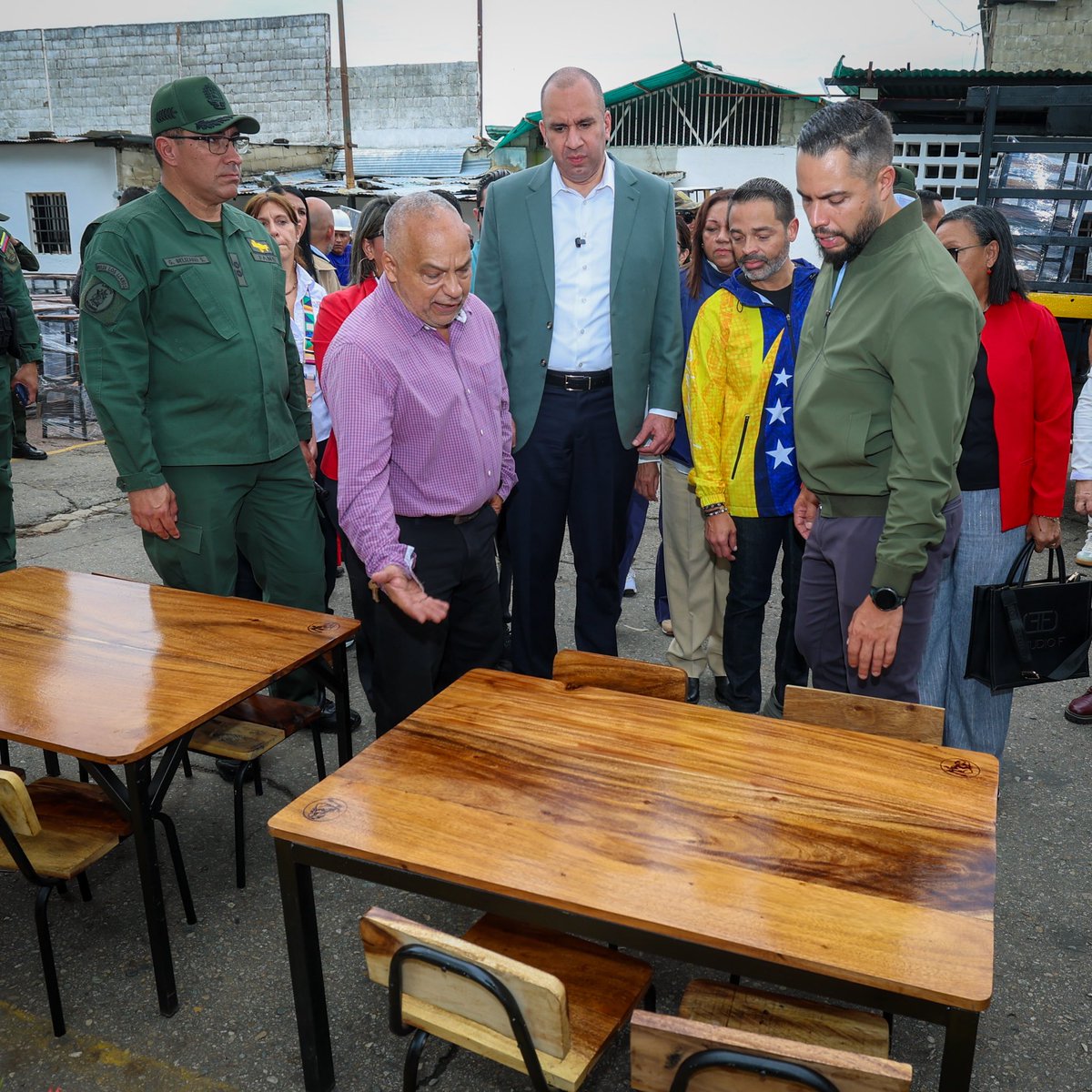 LarryDevoe's tweet photo. En el marco de la Consulta Nacional sobre la Reforma de la Justicia Penal, visitamos el Internado Judicial de Barinas (INJUBA) junto al Ministro del Poder Popular para el Servicio Penitenciario, autoridades del Tribunal Supremo de Justicia y de la Defensa Pública.

Durante la jornada, verificamos el funcionamiento del centro e inspeccionamos el desarrollo de sus actividades socio-productivas, entre las que destaca la elaboración de mesa-sillas para las escuelas de la región. Más allá del recorrido, lo fundamental fue compartir de cerca con la población penitenciaria y escuchar directamente sus planteamientos, ideas y propuestas.

Construir una ruta de acción que permita la transformación profunda y radical de la administración de justicia penal en Venezuela solo es posible con la participación de todas y todos.

#ConsultaNacional #ReformaPenal #JusticiaSocial