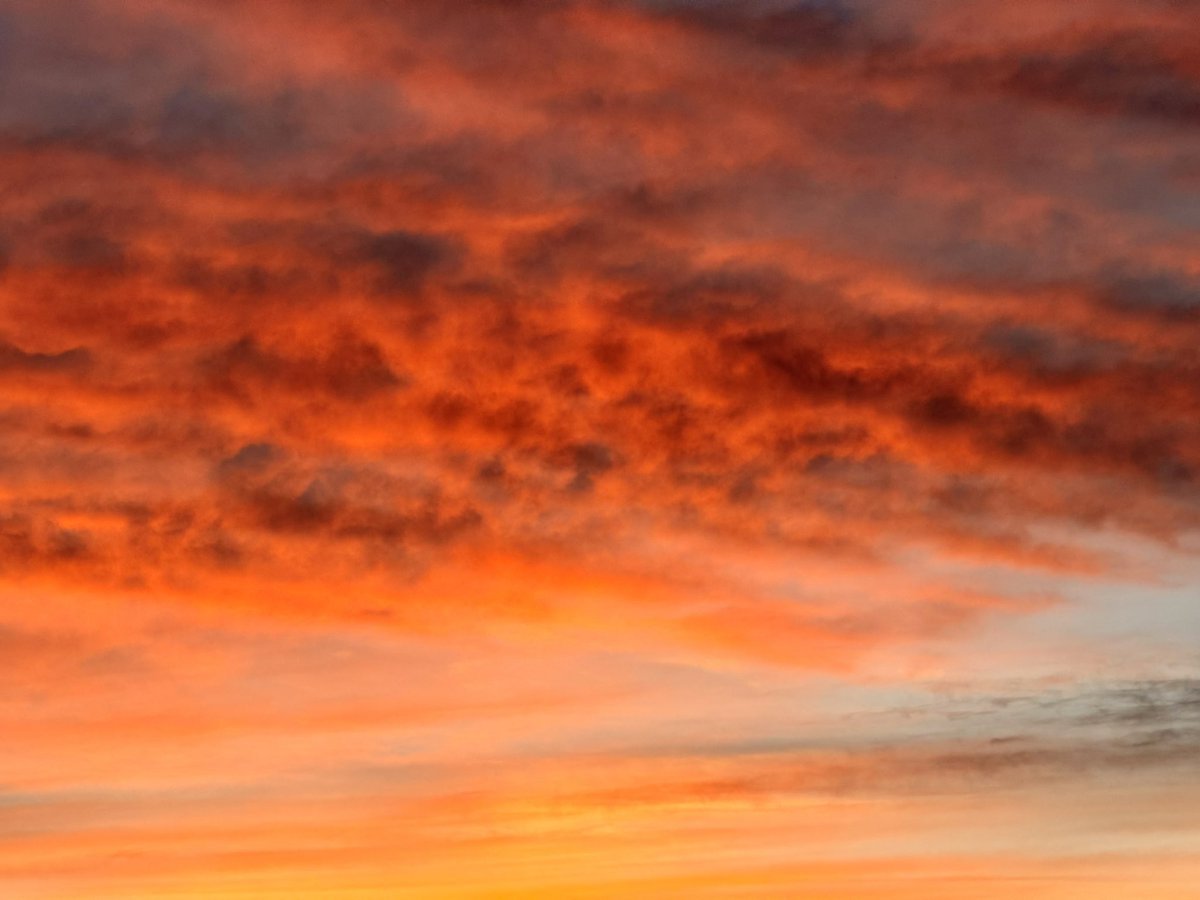BryanMarquard's tweet photo. This evening's sunset a brief time ago, standing across the road from the Wilder Dam that draws Connecticut River hydro power. #sunset #sunsetphotography https://t.co/35ldxIgERi