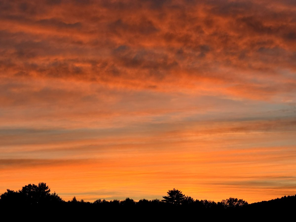 BryanMarquard's tweet photo. This evening's sunset a brief time ago, standing across the road from the Wilder Dam that draws Connecticut River hydro power. #sunset #sunsetphotography https://t.co/35ldxIgERi