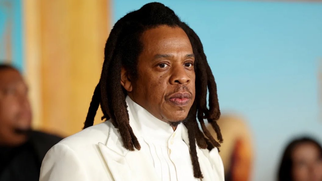 bchartsnet's tweet photo. Mulher que acusou Jay-Z de estupro, por meio de um processo civil aberto em 2024, retirou alegações dizendo que suas reivindicações eram FALSAS, segundo a NPR:

“Shawn ‘Jay-Z’ Carter nunca me estuprou. Eu nunca conheci ou falei com o Sr. Carter. O Sr. Carter nunca se envolveu em qualquer conduta inadequada comigo de forma alguma”, disse.
