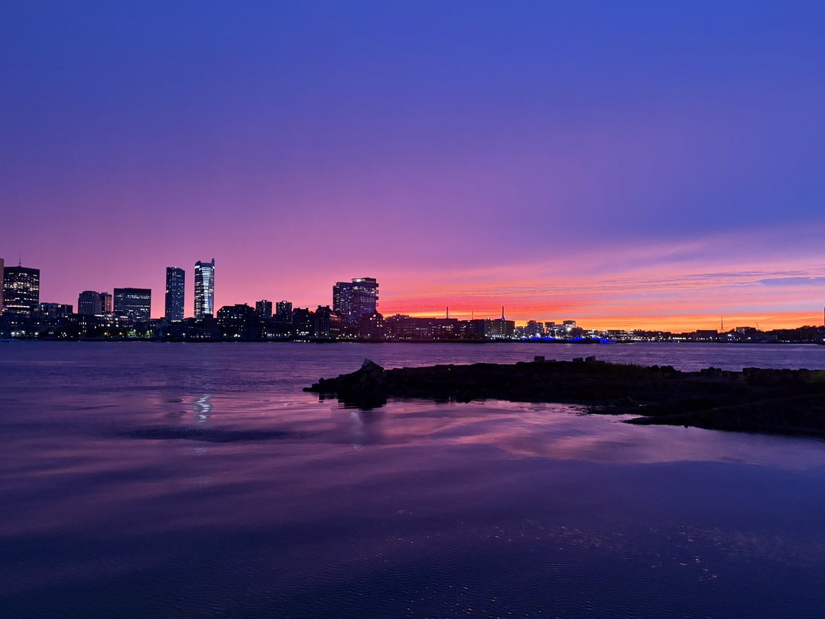 CountVolpe's tweet photo. Just got a life changing sunset in Boston https://t.co/TgWCdXwZFF