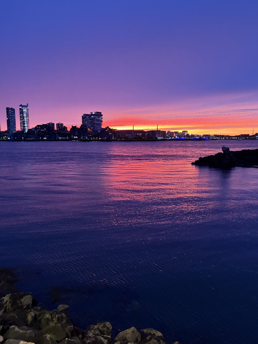 CountVolpe's tweet photo. Just got a life changing sunset in Boston https://t.co/TgWCdXwZFF