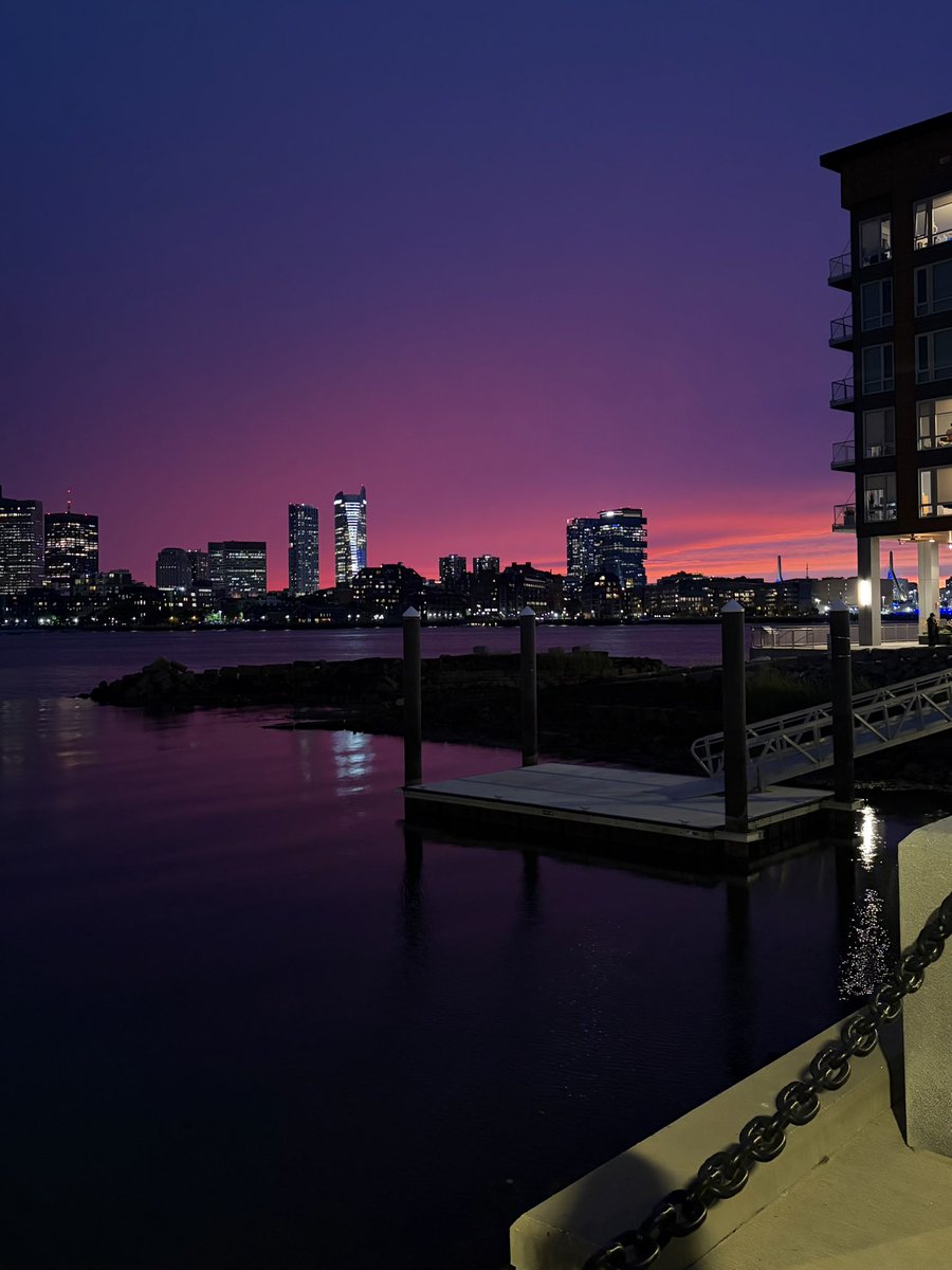 CountVolpe's tweet photo. Just got a life changing sunset in Boston https://t.co/TgWCdXwZFF