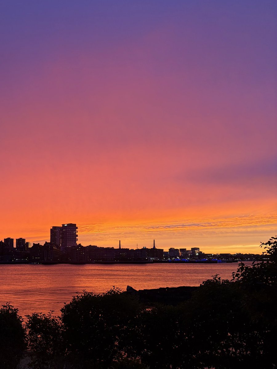 CountVolpe's tweet photo. Just got a life changing sunset in Boston https://t.co/TgWCdXwZFF