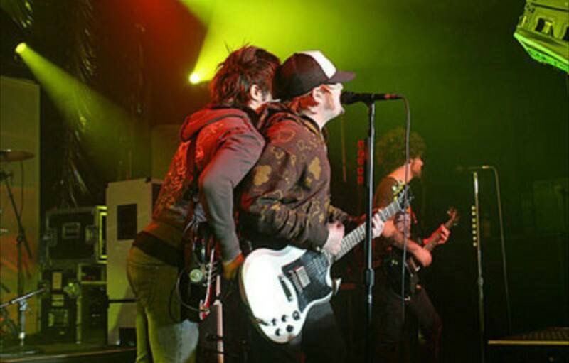 _blueber_ry's tweet photo. this is what pete was actually doing when nuzzling into patrick’s neck https://t.co/J4nURAgVG7