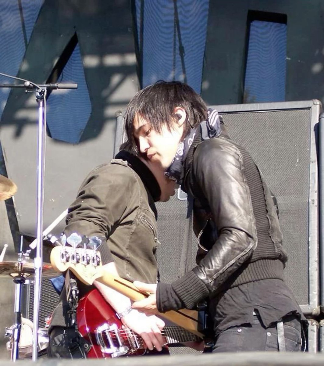 _blueber_ry's tweet photo. this is what pete was actually doing when nuzzling into patrick’s neck https://t.co/J4nURAgVG7