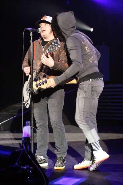 _blueber_ry's tweet photo. this is what pete was actually doing when nuzzling into patrick’s neck https://t.co/J4nURAgVG7